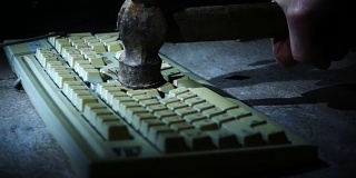 电脑键盘被旧锤子慢动作破坏