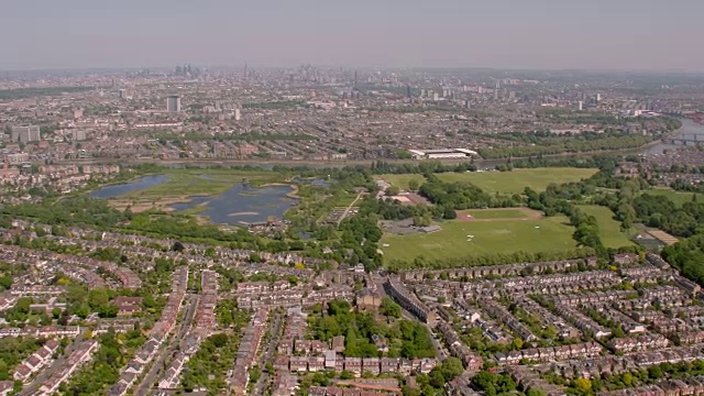 鸟瞰图西伦敦，英国，与中心伦敦在距离。4K