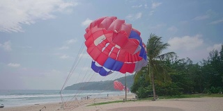 泰国普吉岛卡伦海滩上的彩色降落伞