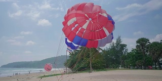 泰国普吉岛卡伦海滩上的彩色降落伞