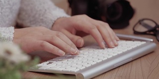 女人在无线键盘上打字