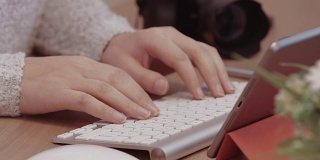 女人在无线键盘上打字