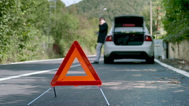 在道路紧急情况下打电话