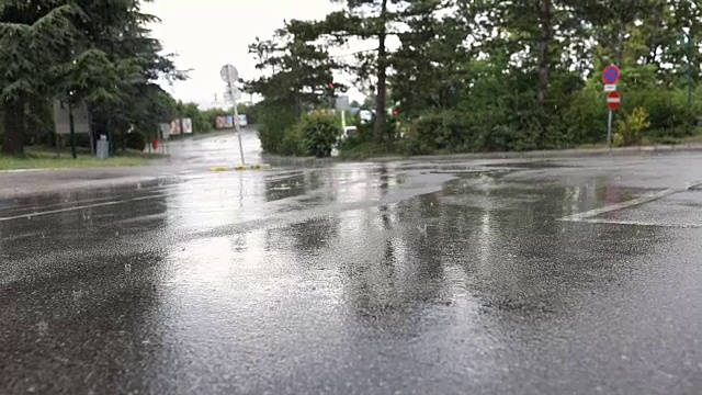 城市里的雨天