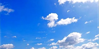 时间流逝美丽的白云在蓝天上