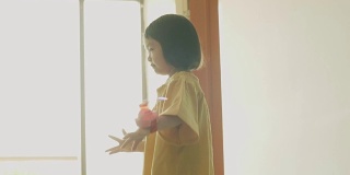 泰国快乐的小女孩在周末笑着和积极的情绪玩玩具