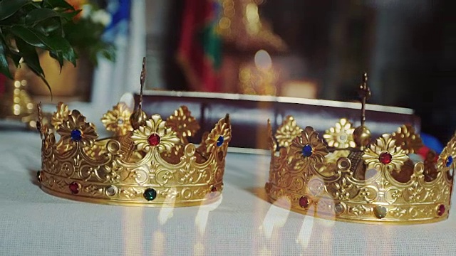 在教堂举行的婚礼上戴两个王冠