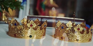 在教堂举行的婚礼上戴两个王冠