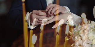 新娘和新郎交换结婚戒指的特写