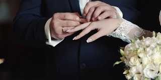 新娘和新郎交换结婚戒指的手