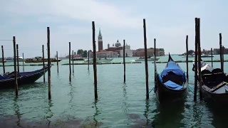 大运河，意大利威尼斯的贡多拉。圣乔治教堂背景。视频素材模板下载