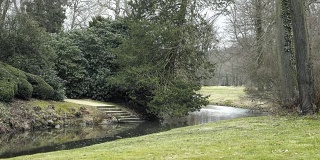 城堡公园有小溪。有小河的观赏园