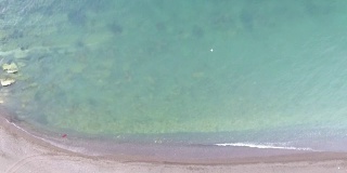 空中鸟瞰俯视海浪坠落。绿色和蓝色的大海俯视图无人机，无人机镜头
