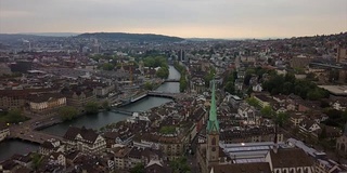 瑞士傍晚时间日落天空苏黎世城市景观河岸航拍全景4k