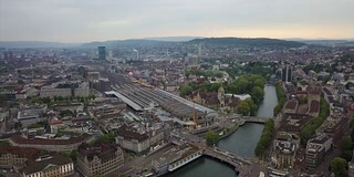 瑞士晚上时间苏黎世河城市景观航拍全景4k