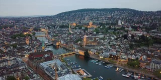 瑞士黄昏照亮苏黎世河城市景观空中全景4k