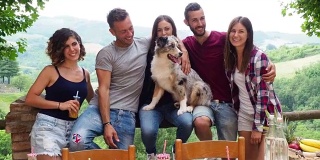 一群朋友和一只有趣的狗一起在乡下度假