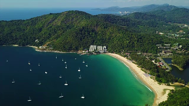 阳光明媚的普吉岛著名海滩泻湖海岸线空中全景4k泰国