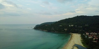 日落天空普吉岛著名海滩海岸线空中全景4k泰国