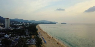 日落时间普吉岛著名海滩海岸线航拍4k泰国全景