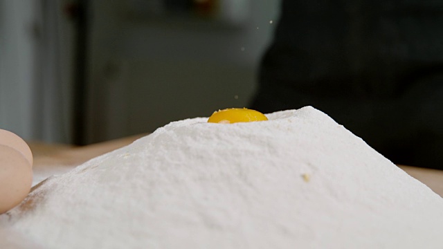SLO MO DS落在面粉上的小碎片