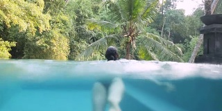 一个女人在水下游泳的半镜头