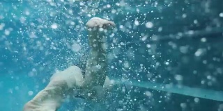 一个女人游泳的水下镜头