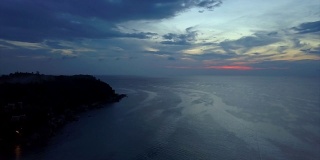 日落天空黄昏普吉岛海岸线空中全景4k泰国