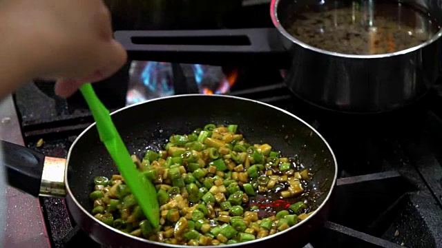 中餐的烹饪过程中，要搅拌蔬菜和配料