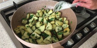 用葱在平底锅上炸的嫩土豆