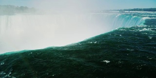 马蹄瀑布的汹涌水流。加拿大的尼亚加拉大瀑布。慢动作视频