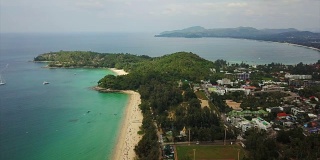 白天普吉岛海岸线海滩空中全景图，4k泰国