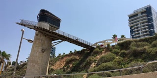以色列内坦亚中部海滩的视频升降机