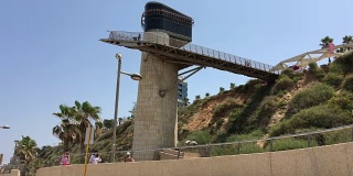 以色列内坦亚中部海滩的视频升降机