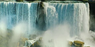 4k视频:令人难以置信的瀑布瀑布-尼亚加拉瀑布。从加拿大一侧到美国海岸的远摄视图
