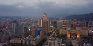 台湾日落天空夜晚照亮台北市景高空中全景4k