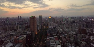 台湾日落天空夜晚照亮台北市景高空中全景4k