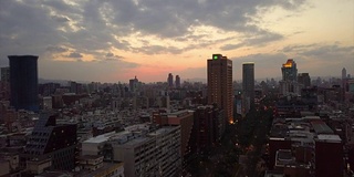 台湾日落天空夜晚照亮台北市景高空中全景4k