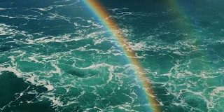 美丽的彩虹越过汹涌的河水。美国和加拿大之间的尼亚加拉河。4k 10位视频