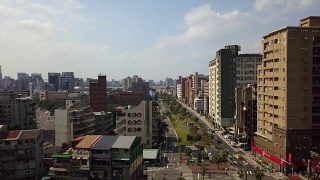 台湾晴天台北市景交通街道航拍全景4k视频素材模板下载