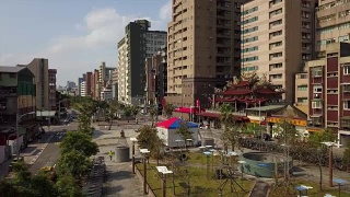 台湾晴天台北市景交通街道城市寺庙航拍全景4k视频素材模板下载