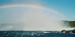尼亚加拉河上美丽的彩虹。在尼亚加拉大瀑布前。加拿大和美国美丽的自然风光