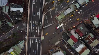 台湾傍晚台北市景交通街道十字路口鸟瞰瞰4k视频素材模板下载