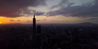 台湾日落太阳光台北市景著名塔空中全景4k