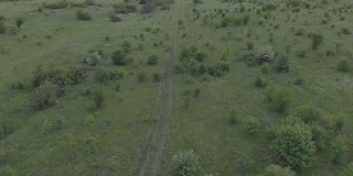 飞过乡间小路，照相机升到地平线上。该视频是在Mavik Air上拍摄的100mvps 4k