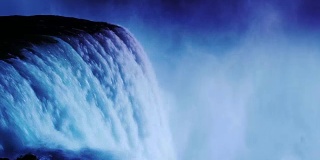尼亚加拉大瀑布的夜间照明。加拿大海岸的泛光灯照亮了水流