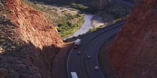 无人机在亚利桑那州维珍河峡谷I-5公路上跟踪卡车