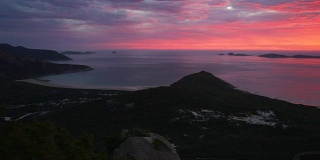 令人惊叹的红色日落在澳大利亚的威尔逊海角在夏天，摇摄