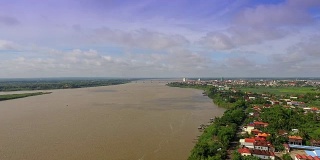 空中:飞过河边的村庄，云的影子掠过湄公河