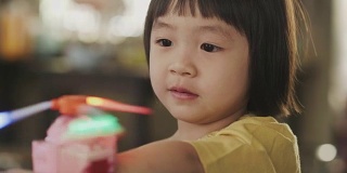 泰国快乐的小女孩在周末笑着和积极的情绪玩玩具